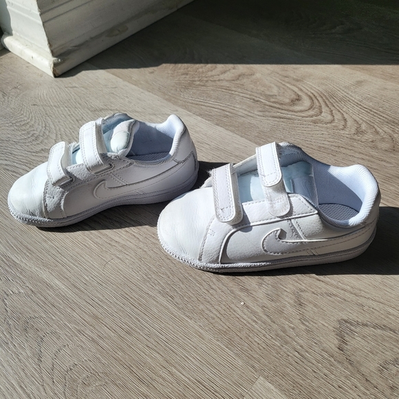 Toddler white nike velcro sneakers - Picture 3 of 4